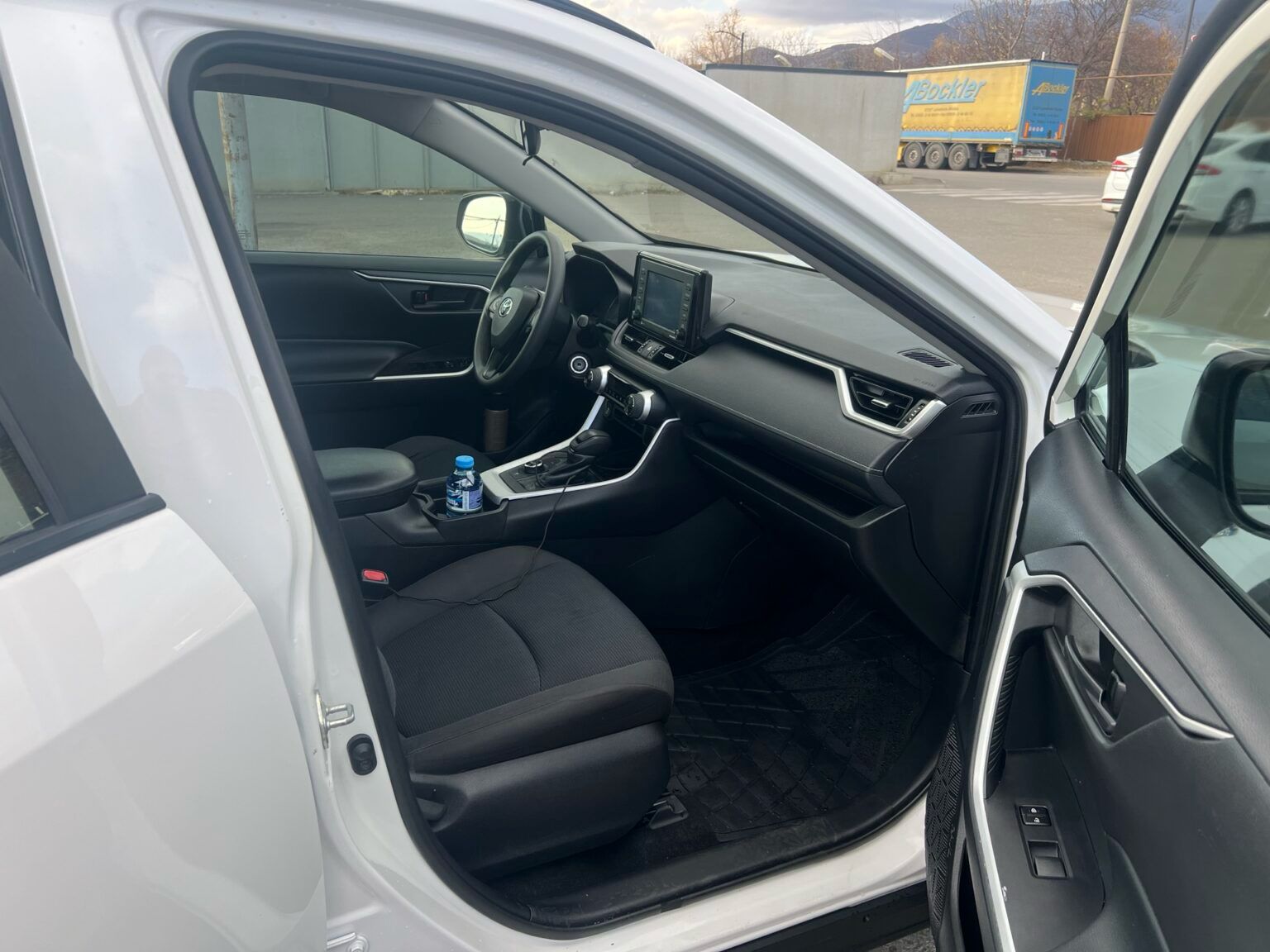 rent toyota rav4 in tbilisi airport